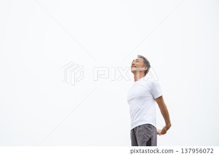 A man stretching 137956072