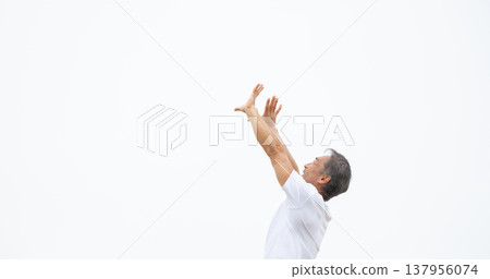 A man stretching 137956074