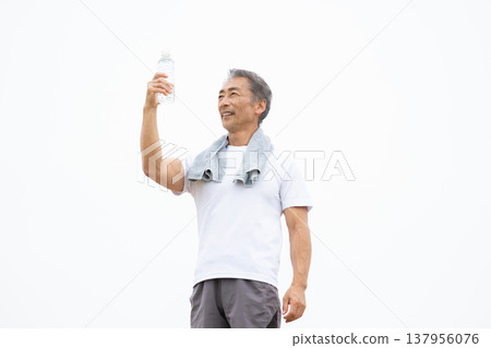 一名男子正在用塑膠瓶喝水。 137956076