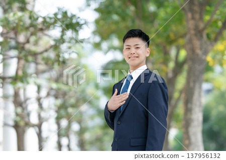 年輕男性商務肖像 137956132