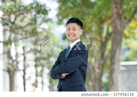 年輕男性商務雙臂交叉 137956138