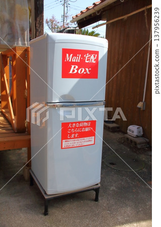 一台破舊的冰箱被用作郵件/快遞箱。 137956239