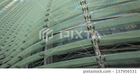 玻璃幕牆上的反射和幾何圖案（抽象的城市背景素材）－玻璃建築外觀的抽象捕捉。 137956531