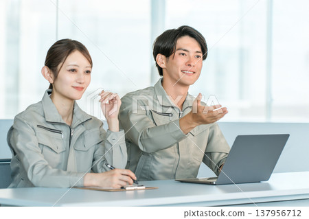 身著工作服的男女工作人員在會議室進行面試、會議和諮詢。 137956712