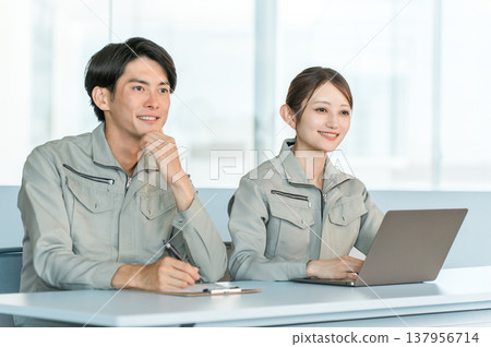 身著工作服的男女工作人員在會議室進行面試、會議和諮詢。 身著工作服的男女工作人員在會議室進行面試、會議和諮詢。 137956714