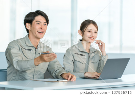 身著工作服的男女工作人員在會議室進行面試、會議和諮詢。 身著工作服的男女工作人員在會議室進行面試、會議和諮詢。 137956715