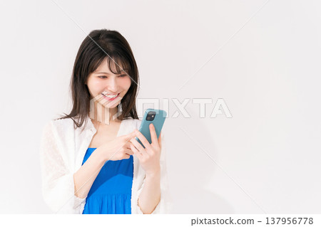 Woman with smartphone 137956778