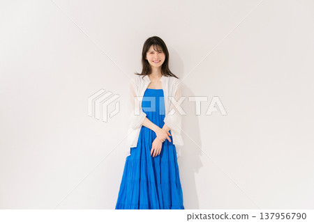 Woman, smiling, resort, full body Woman, smiling, resort, full body 137956790