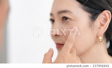 Doctors who provide medical examinations; cosmetic medicine Doctors who provide medical examinations; cosmetic medicine 137956842