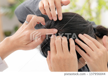 關注頭皮護理的女性:FAGA 關注頭皮護理的女性:FAGA 137956844