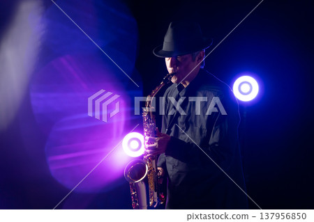男子現場演奏薩克斯風 137956850