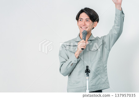 身著工作服的男性工作人員,例如製造工人、工廠工人、工程師等,在會議、培訓課程和研討會上擔任主持人或演講者。 身著工作服的男性工作人員,例如製造工人、工廠工人、工程師等,在會議、培訓課程和研討會上擔任主持人或演講者。 137957035