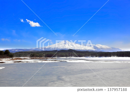 大谷池湖面結冰 137957188