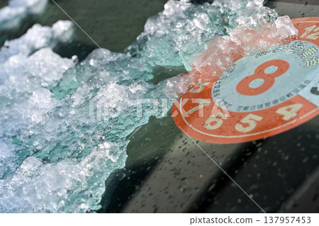 擋風玻璃上的雪 擋風玻璃上的雪 137957453