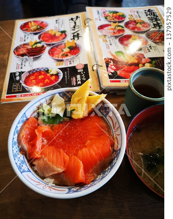 在居酒屋（日式酒吧）吃午餐 137957529