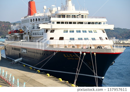 日本丸號遊輪停靠在宮古市藤原碼頭。 137957611
