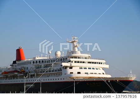 日本丸號遊輪停靠在宮古市藤原碼頭。 137957616