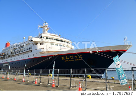 日本丸號遊輪停靠在宮古市藤原碼頭。 137957627