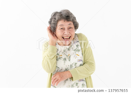 笑的高級女性 137957655