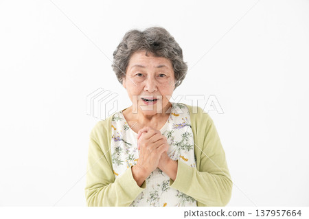 擔心的高級婦女 137957664