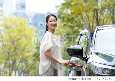 初夏時節，一輛女車 137957739