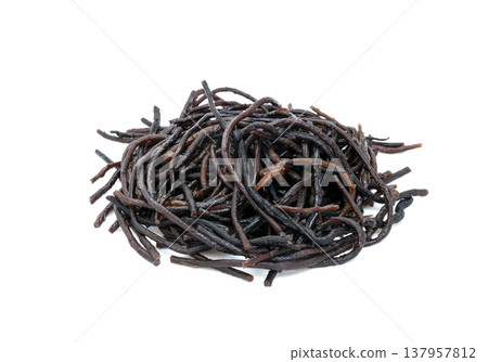 Thick, long hijiki seaweed rehydrated by soaking in water [White background, cutout] 137957812