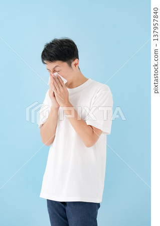 男性，流鼻涕，過敏 137957840