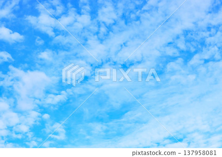 藍天白雲/背景素材 137958081