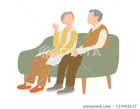 一對老年夫婦坐在沙發上聊天：這是老年人日常生活中的一幕。 137958537