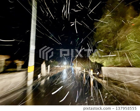 Snowy night 137958555