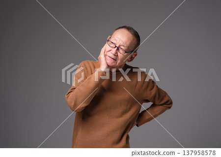 Senior man worried 137958578