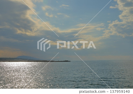 新潟港美麗的海景,在陽光下波光粼粼。 新潟港美麗的海景,在陽光下波光粼粼。 137959140