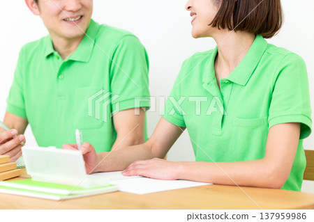 學習或從事案頭工作的護理人員 137959986