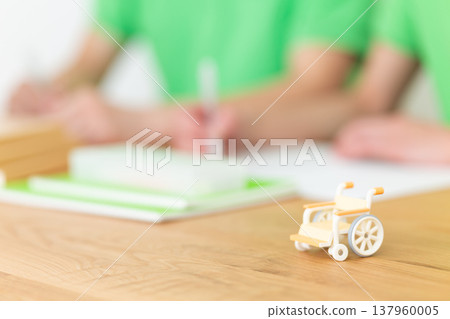 學習或從事案頭工作的護理人員 學習或從事案頭工作的護理人員 137960005
