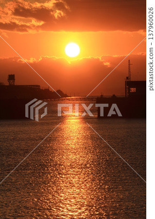 大牟田三池港，夕陽西下，陽光灑滿水道，景色美不勝收。 137960026