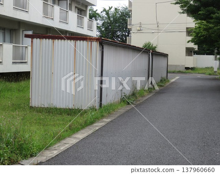 warehouse-like building 137960660