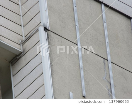 A building with peeling walls 137960663