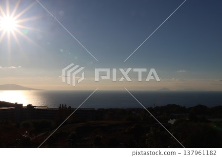 Sunrise and the sea as seen from Izu Kogen 137961182