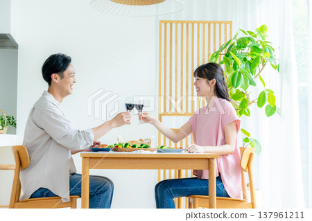 在家喝酒的情侶 137961211