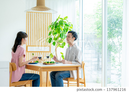 在家喝酒的情侶 137961216