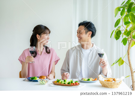 在家喝酒的情侶 137961219