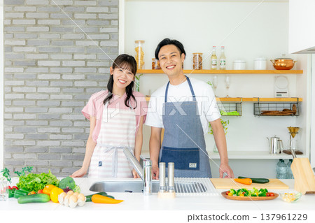 年輕夫婦，廚房，做飯 137961229