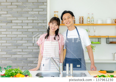 年輕夫婦，廚房，做飯 137961230