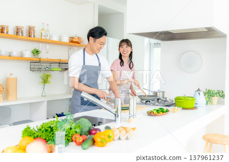 年輕夫婦，廚房，做飯 137961237