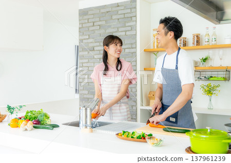 年輕夫婦，廚房，做飯 137961239