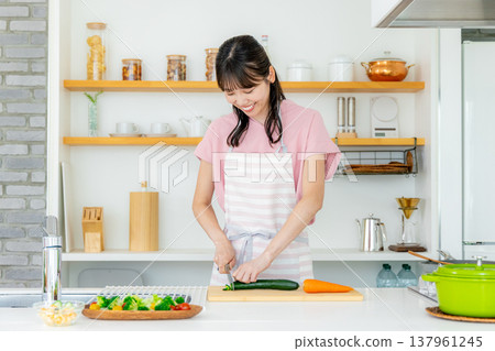 年輕女子在廚房做飯 137961245