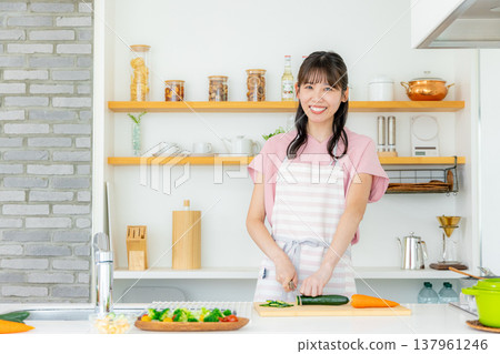 年輕女子在廚房做飯 137961246