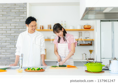 年輕夫婦在廚房做飯 137961247