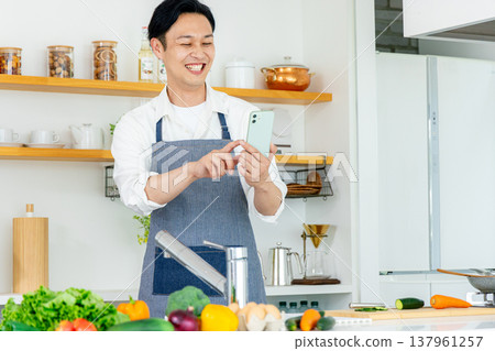 Young men, vegetables, smartphones, kitchen, cooking, hobbies, lifestyle, home, Young men, vegetables, smartphones, kitchen, cooking, hobbies, lifestyle, home, 137961257