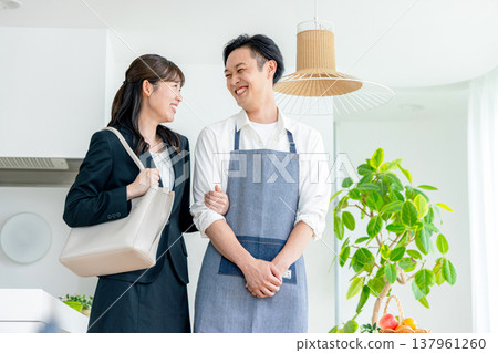 一位家庭主夫正在廚房做飯。 137961260